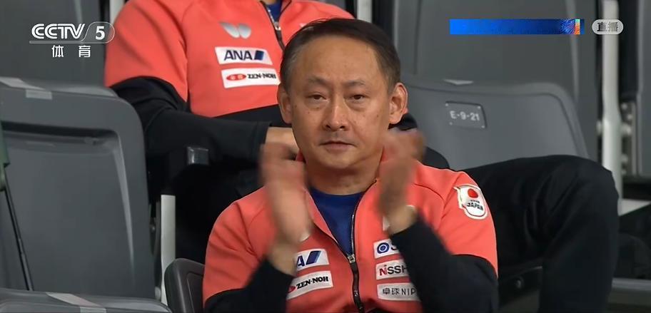 双曼组合3-0领先早田/美和的时候，大家看到张本宇的表情了吗？
眉头紧锁，
表情