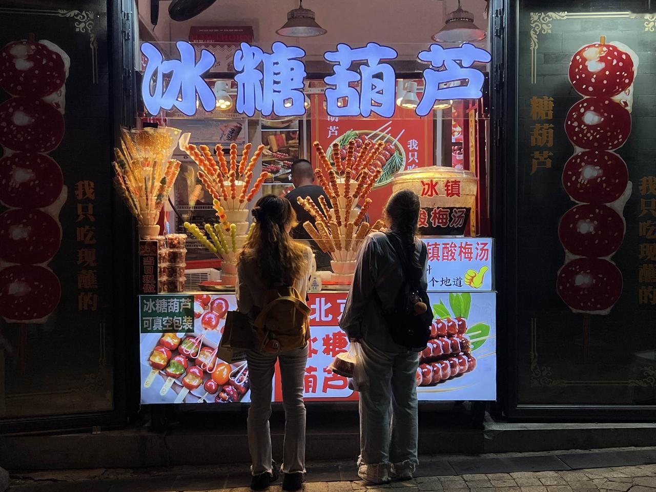 改造后的前门地段差强人意，可一年四季从未见游人少过，这里的商铺依旧生意火爆、繁华