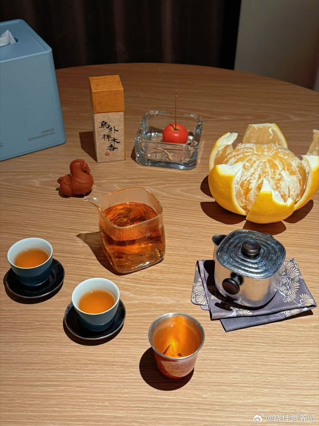 晚上带着嘟姐去和多年不见的老同学一起吃小火锅不小心 吃多了 好在嘟姐带了茶 消消