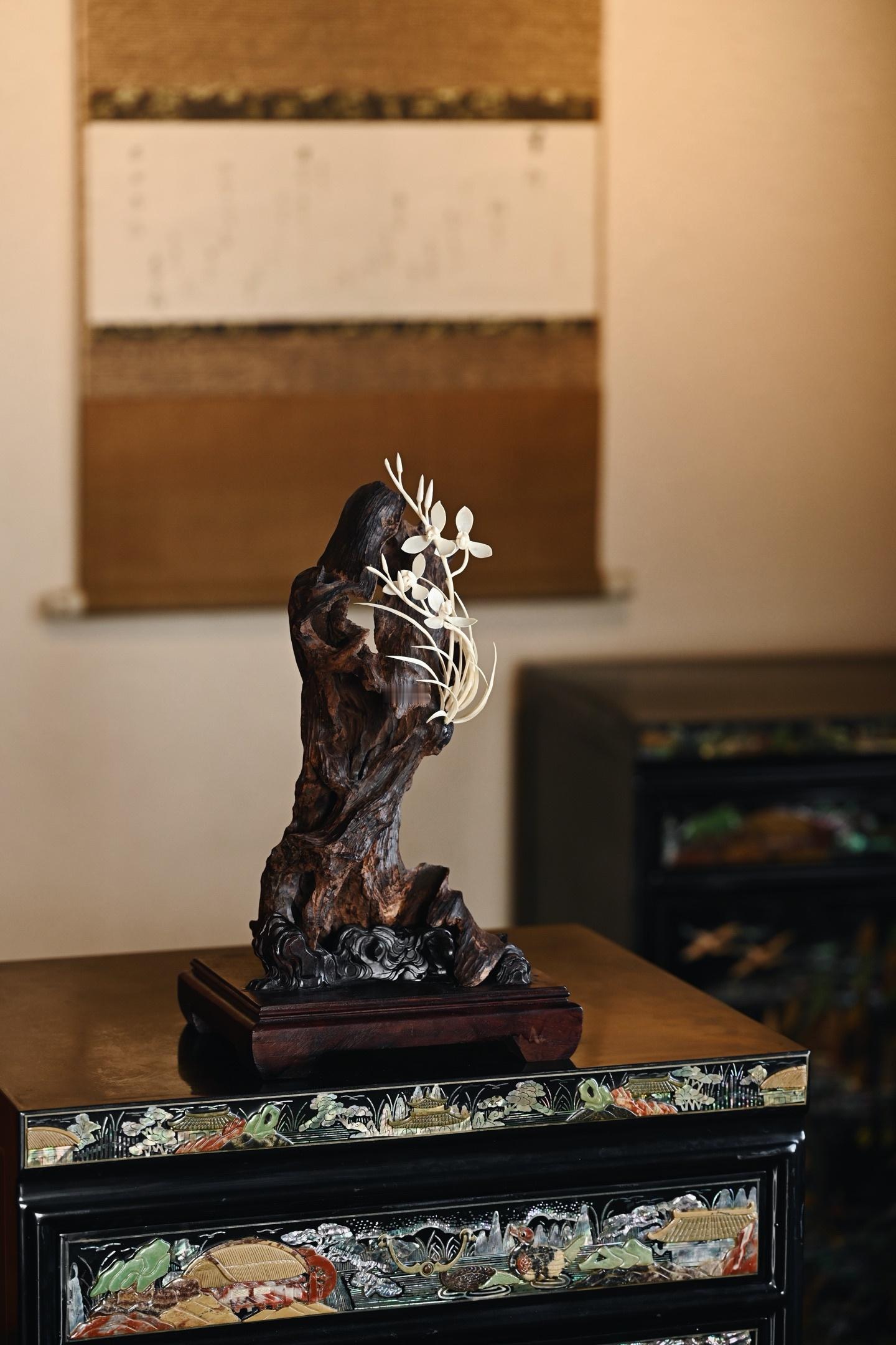 降真香×猛犸 | 画兰 摆件取料天然，雕嵌兰花似伴石而生，灵秀之姿跃然眼前，花叶