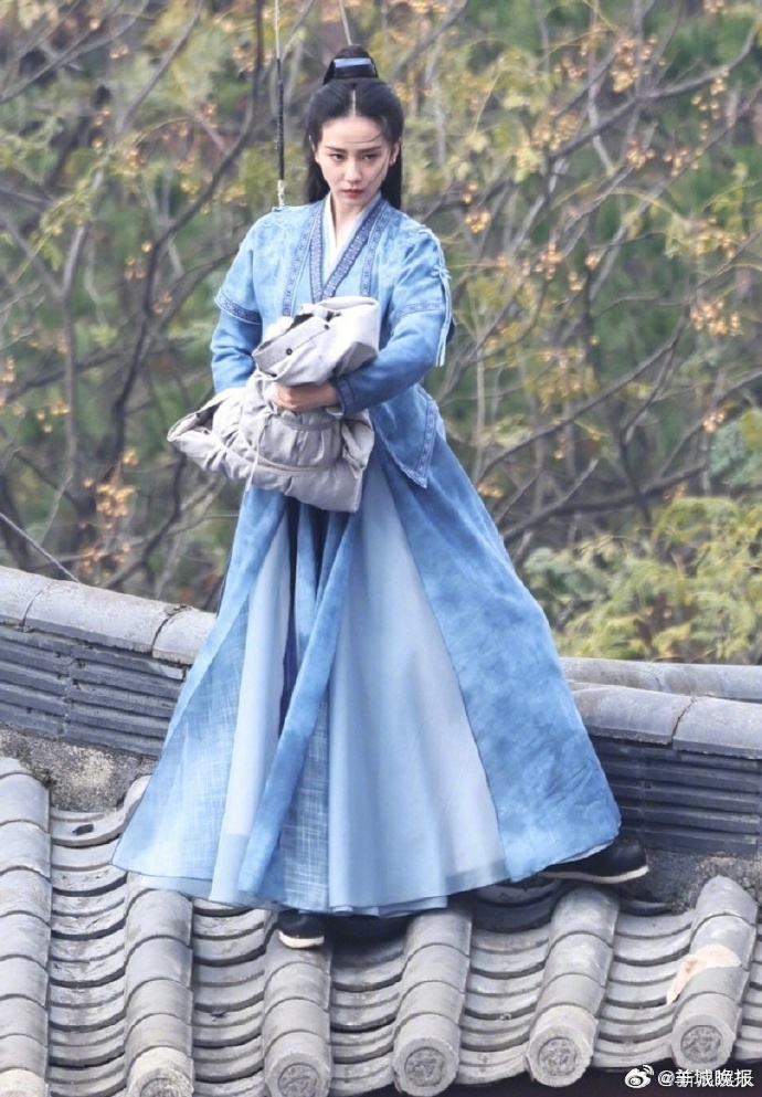 【她吊威亚又美又飒】衣袂翩跹，凌空而起，一飞一跃皆是仙气，每一帧都像从仙侠剧里走