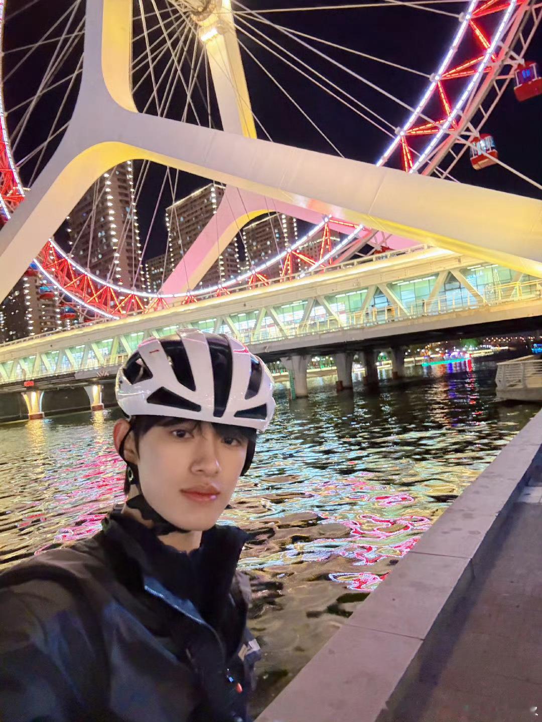 丞磊约张极骑自行车逃跑  两位帅哥梦幻联动啦！在综艺里面合作愉快，期待两位的更多