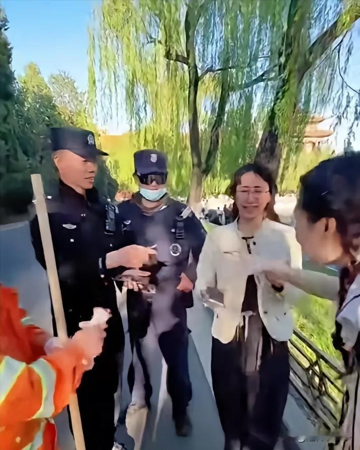 真事！美国女孩故宫丢手机崩溃大哭，环卫大爷一举动让她当场落泪
 
4月28日傍晚