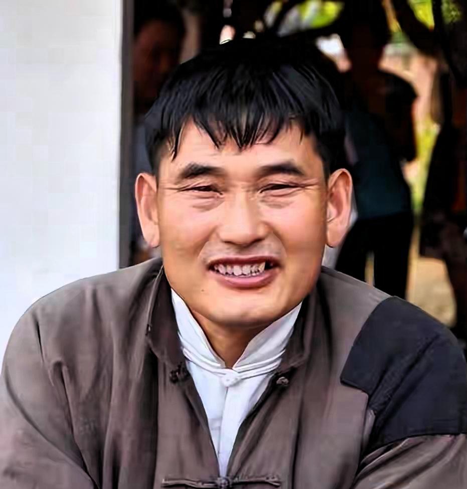 五年前朱小伟与陈亚男解除婚约的风波，曾席卷全网，舆论一边倒将陈亚男打上拜金、忘恩