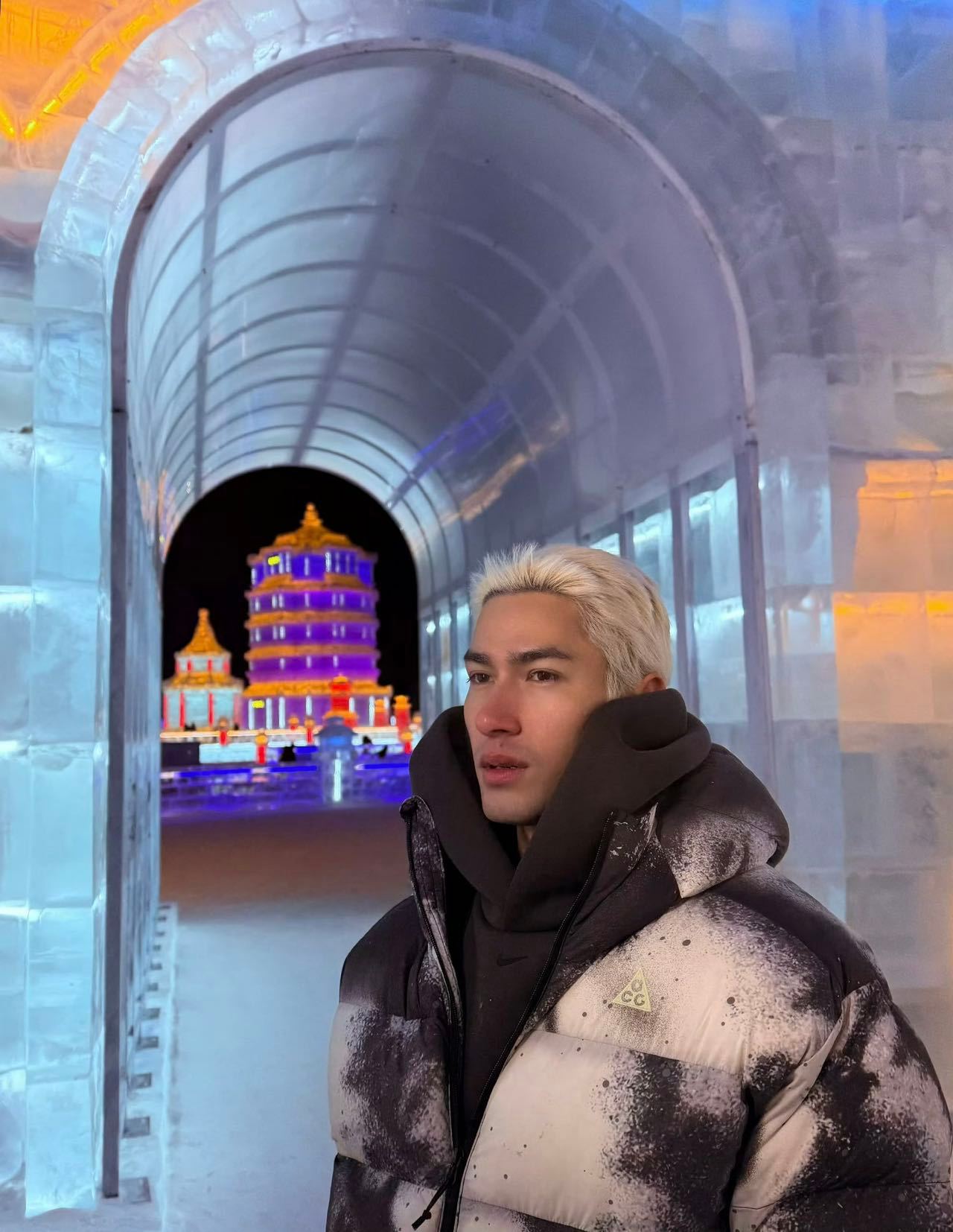 米卡父子东北游vlog 东北菜馆点锅包肉，米卡被酸甜汁溅到脸，爸爸帮擦嘴笑他“小