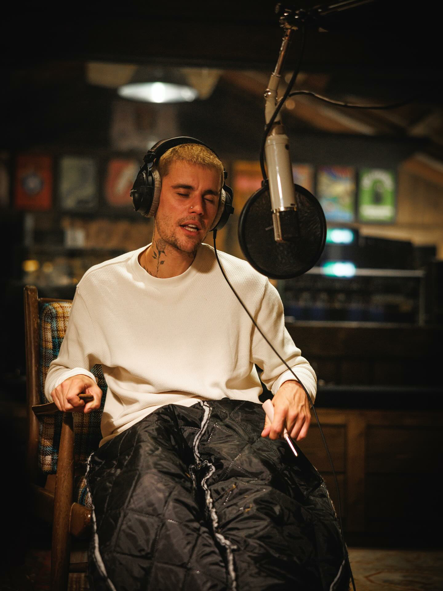 贾斯汀比伯Justin Bieber曝光录音室录歌新照~~期待JB7！！！[哇]
