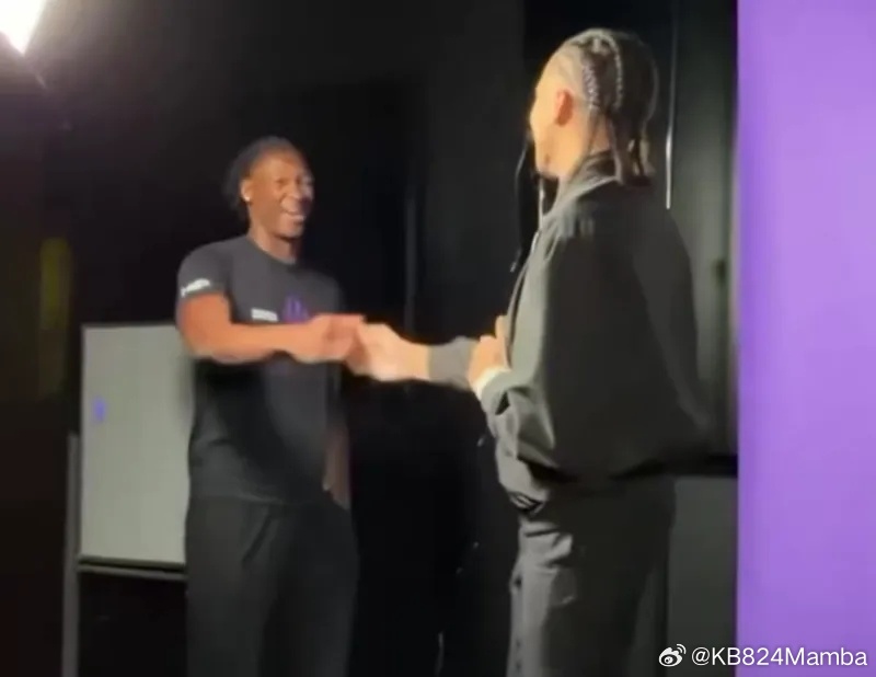 【亲切握手！湖人球员蒂耶罗前往卡尔欢迎仪式现场】湖人今日在社交媒体上更新了球队的