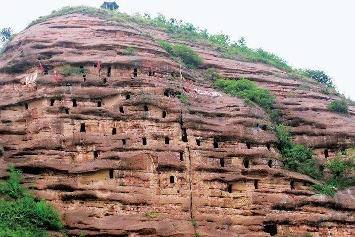 有人爬进山洞，发现里面有居住人的痕迹。比如里面有锅灶，床，还有储物的空间，便断定