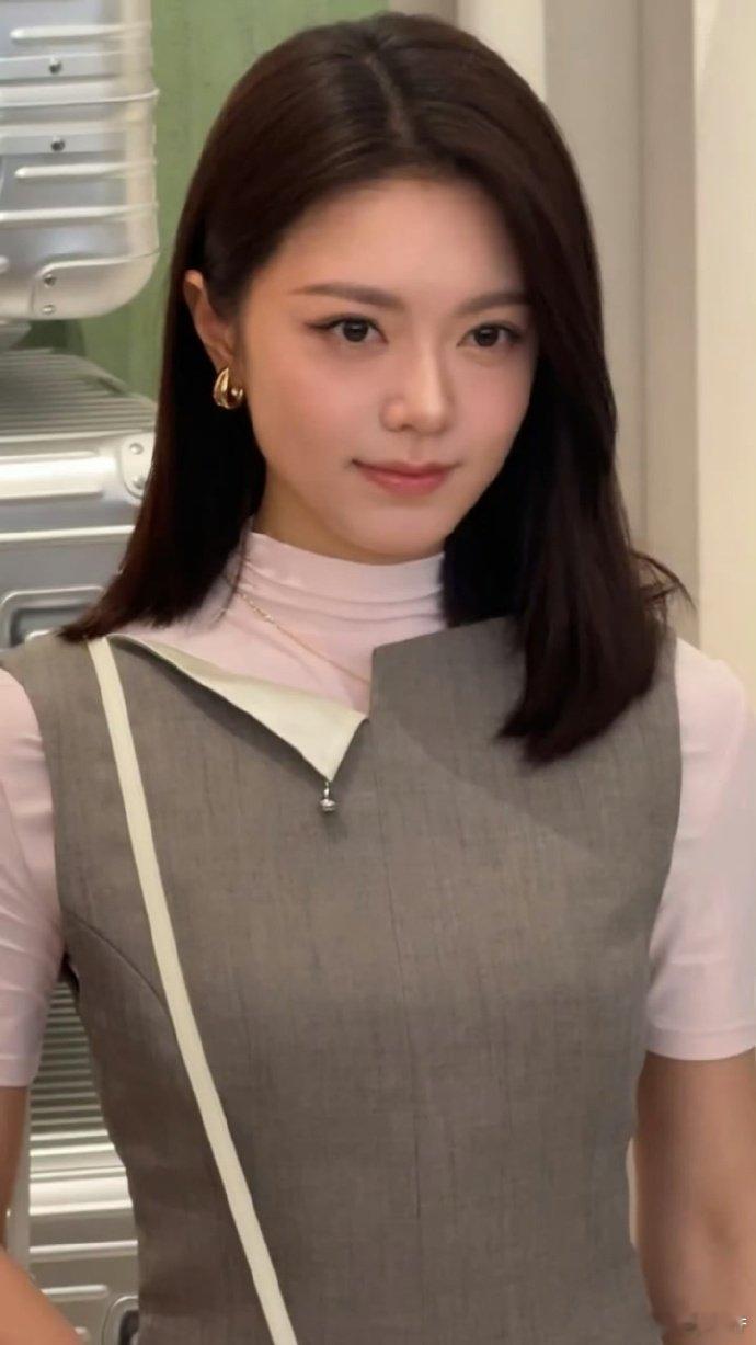 赵今麦丞磊同框赵今麦丞磊同框生图两人同框自带故事感，赵今麦丞磊生图状态真的绝了 