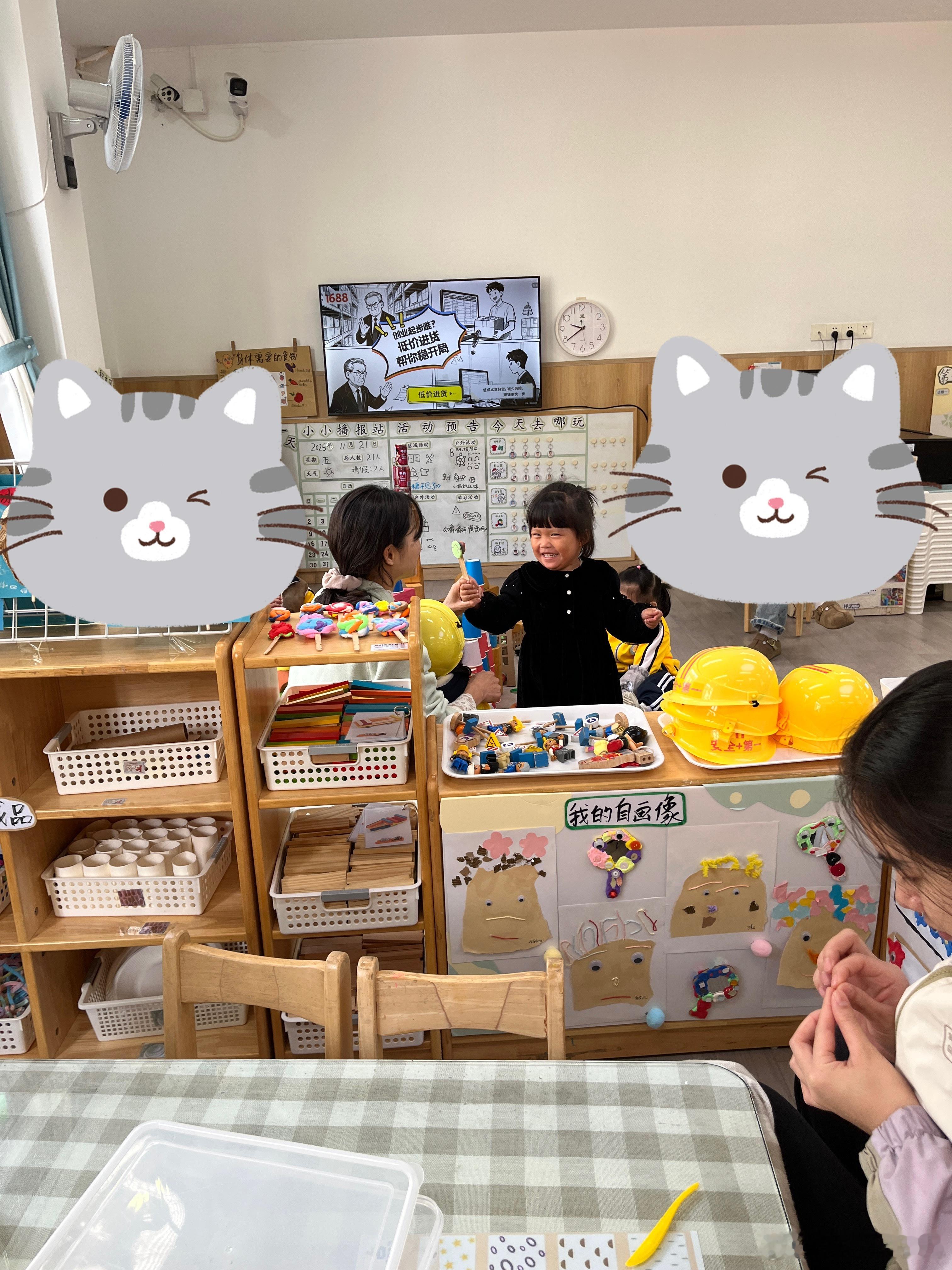 图一是做好的棒棒糖，拿给老师看，可开心了，像老师展示。图二不知道做的是什么，有点