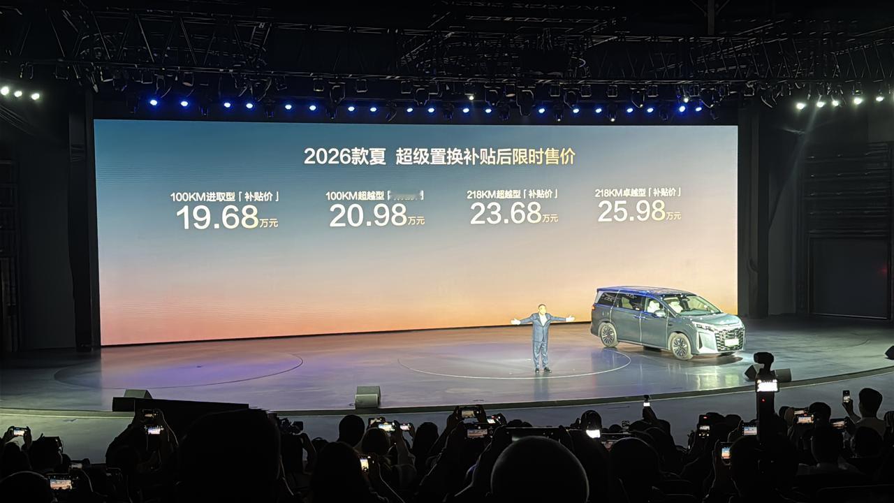 作为家有俩娃的奶爸又是一个在试车路上的胖纸！我深知现在小伙伴们买MPV最看重空间