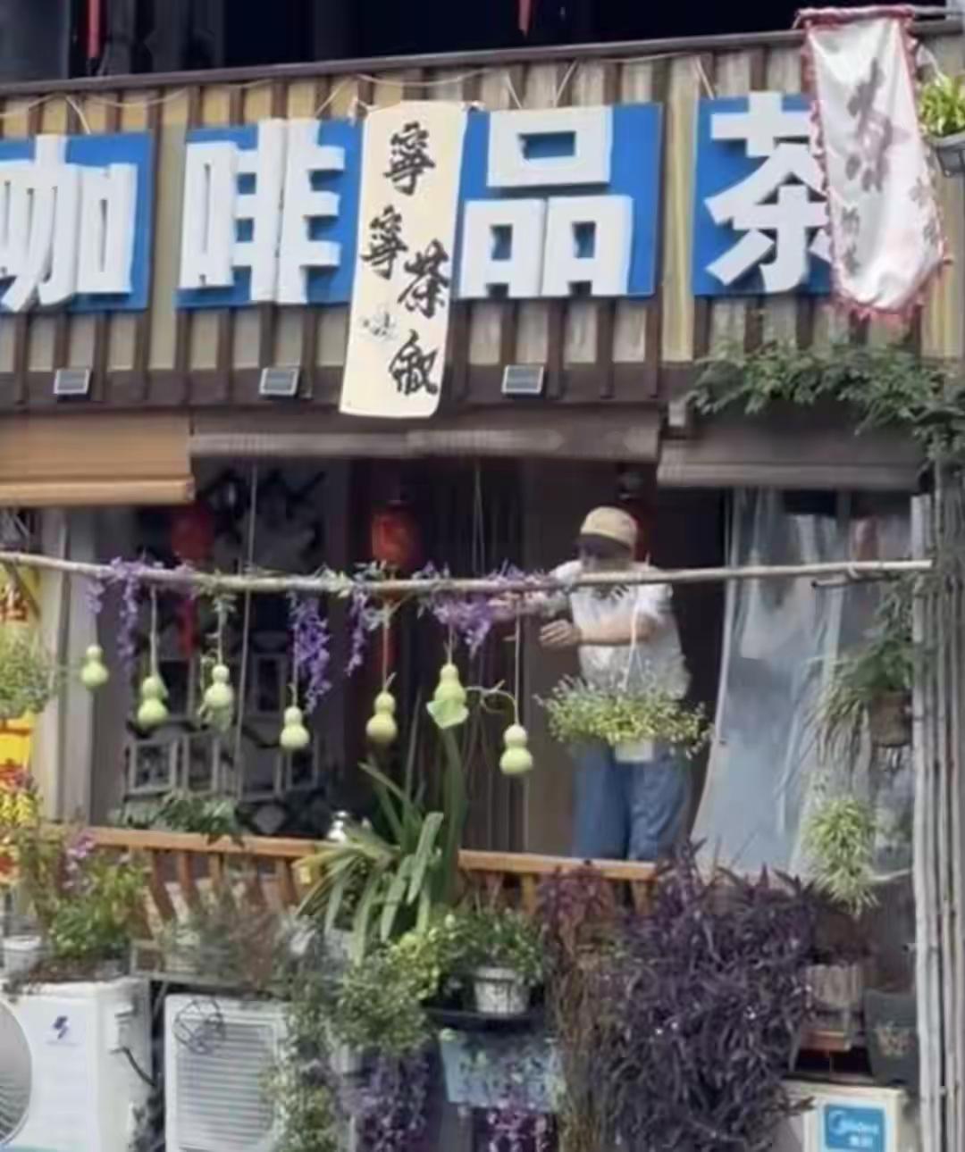 “葫芦娃爷爷”隔壁阳台挂起7个葫芦
          绍兴书圣故里爆火的阳台葫