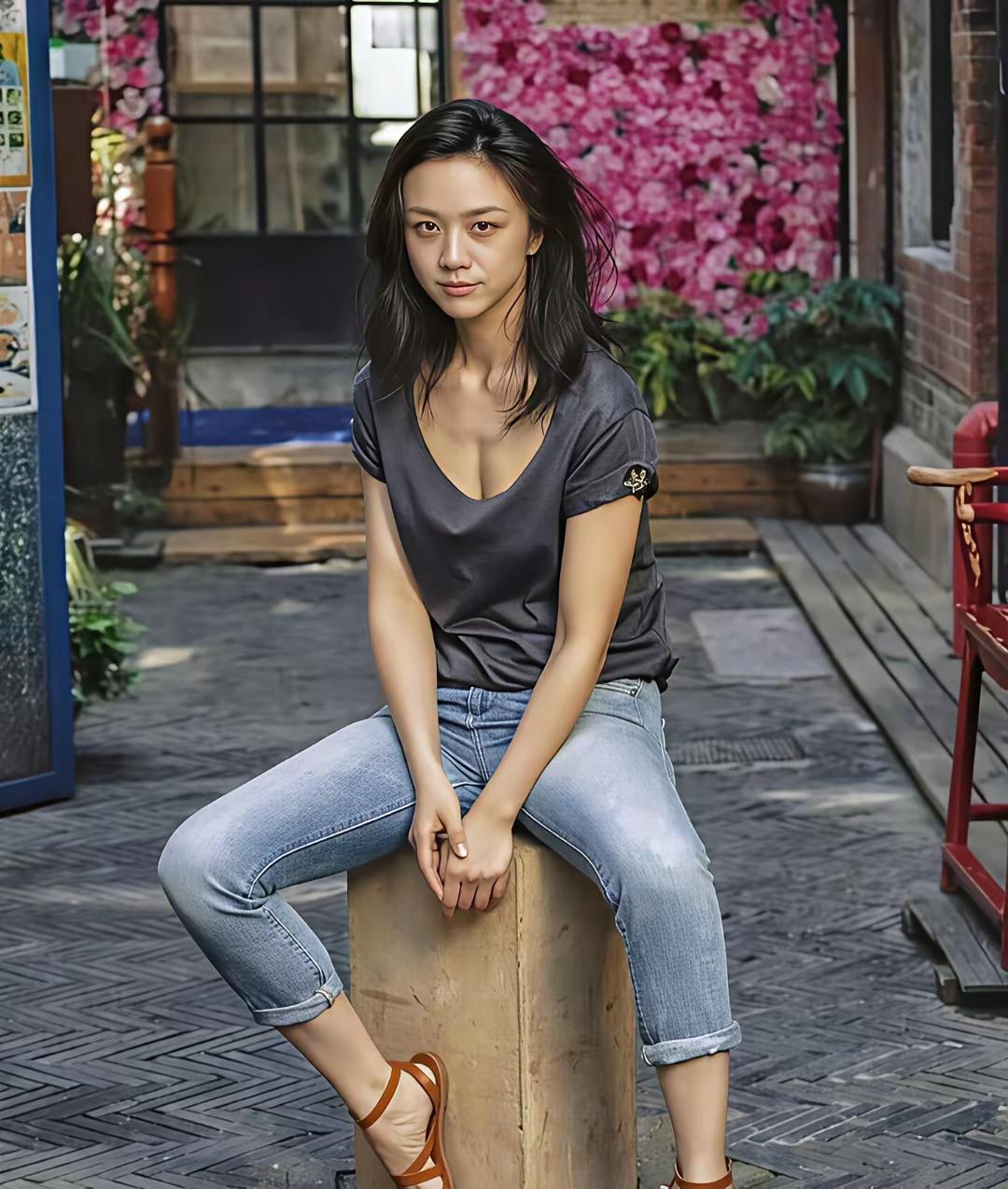 精瘦精瘦的汤唯，越来越像粱朝伟，两人太般配了。张爱玲太有功劳了。汤唯 粱朝伟 色