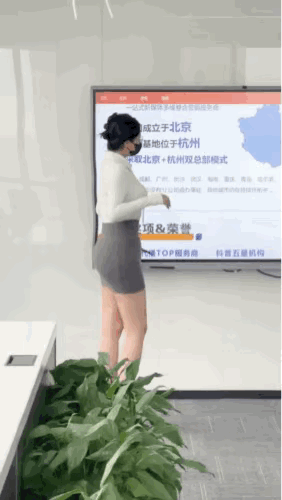 图一：第一天上班，该怎么做才能快速的融入公司里和同事们搞好关系啊？
图二：风扇听