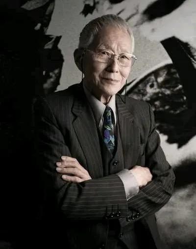 不知为何，看何藩的摄影作品，有点后背发凉。
在摄影圈，何藩大名鼎鼎，获奖无数，被