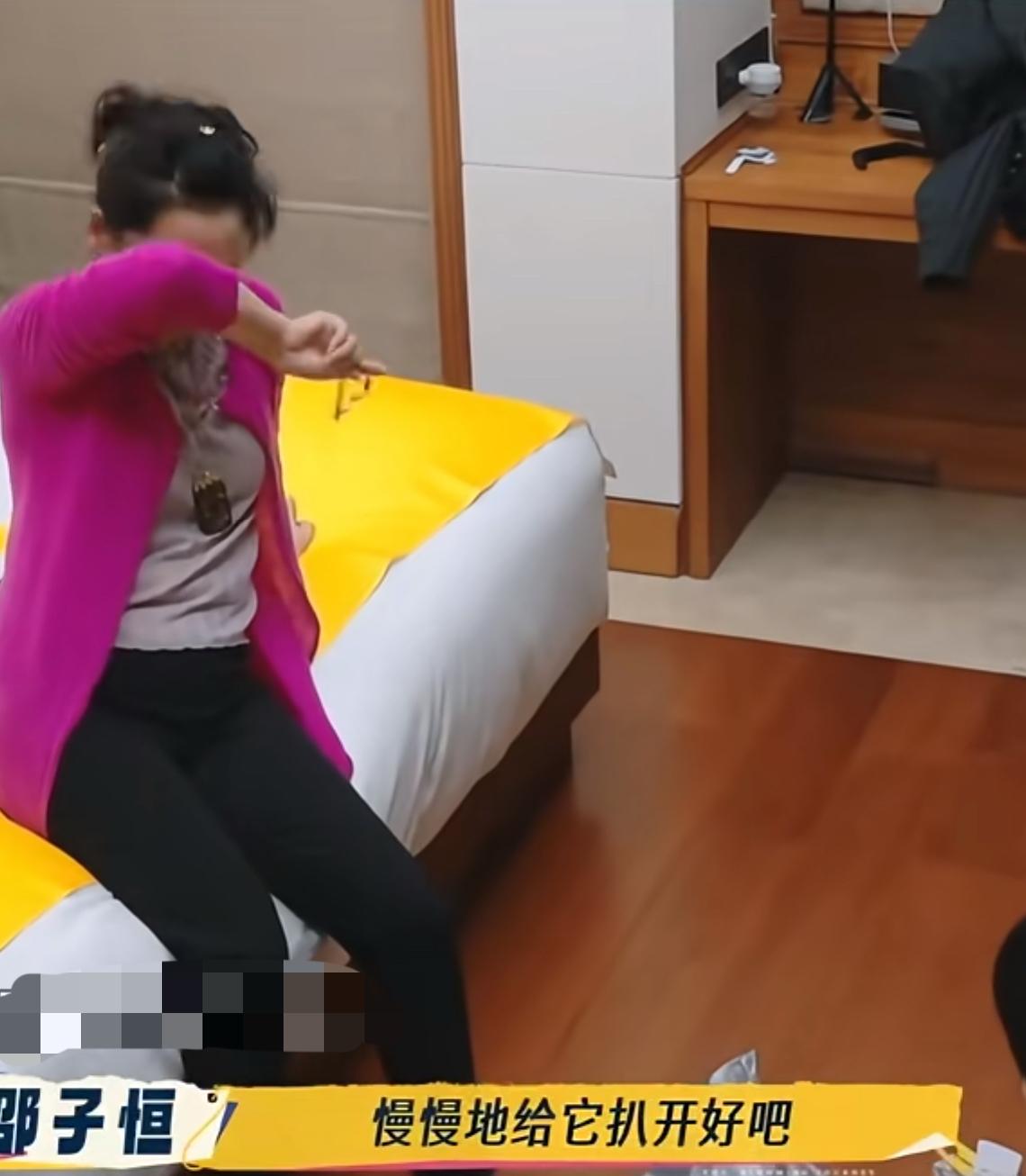 何赛飞因行李箱被踹坏爆哭！
看到她突然哭了，我突然就很共情她了。
她心疼的不是一