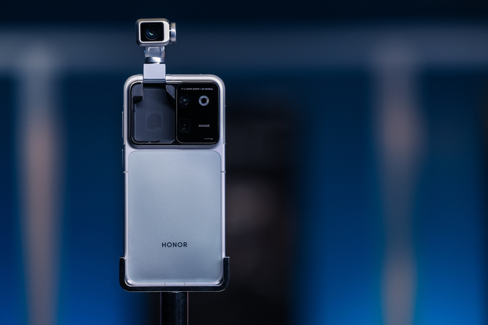 荣耀Robot Phone全渠道预约超20万台，感觉这手机想不成都有点难，因为确