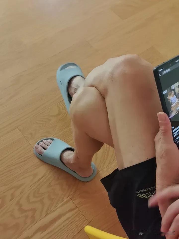 我家队友可能小脑萎缩严重了。

他一个不善言辞的人，现在话可多了，不是说我就是说