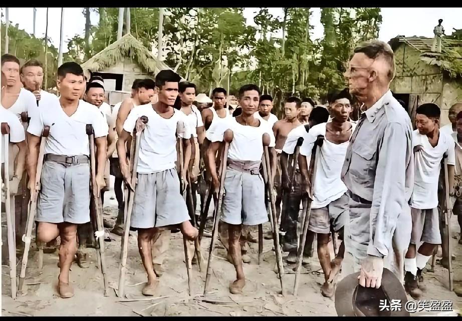这张史迪威视察残疾中国远征军将士的图片，拍摄时间是1944年7月15日，地点在印