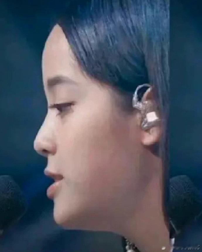 #欧阳娜娜泳装照#讲道理，欧阳娜娜把鼻基底填了一点后好看多了。 ​​​