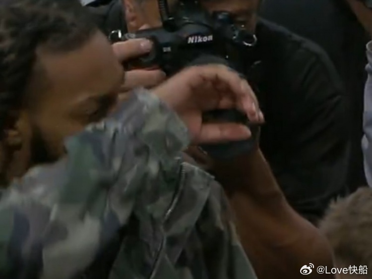 加兰和前队友告别的时候，还擦了擦眼泪💧 