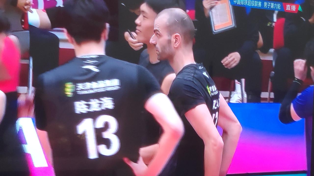 天津男排上演逆转戏码！第一局比赛天津男排开局不在状态，外援阿力接连进攻受阻，最多
