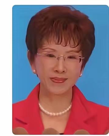 77岁洪秀柱豁出去！当众撕破"一中各表"遮羞布，一句话让全场泪目
 
77岁，本