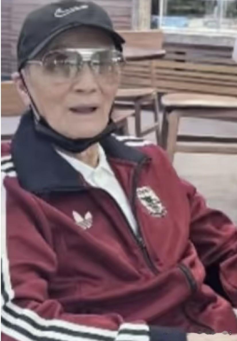 纵横娱乐圈几十年，谢贤一辈子随性洒脱，晚年生活低调从容，大家如何评价他的一生？