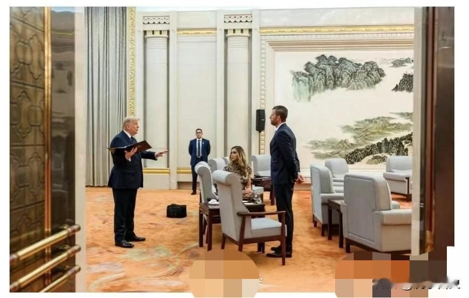 一张新的照片刷屏了——特朗普，在中国国宴前，和儿子、儿媳坐在桌前，眉头微锁地“彩