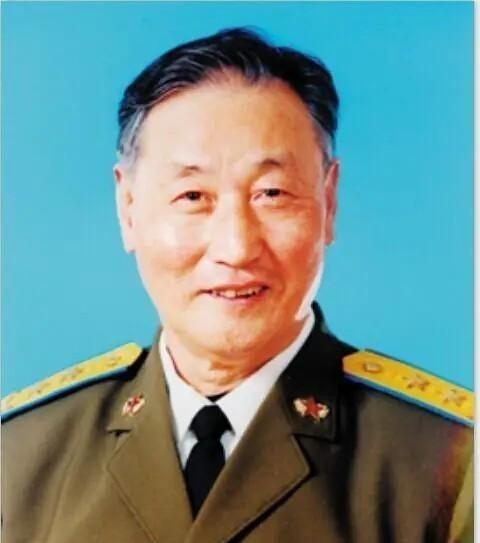 1951年，志愿军飞行员刘玉堤在返航途中，无意间发现，自己身下竟有一群黑压压的敌