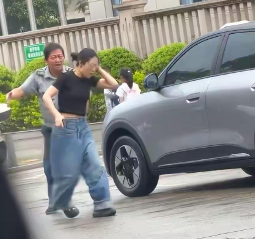 打人事件如何收场？

（事件描述来自新曝光的完整监控与多方回应）舆论迅速撕裂的背