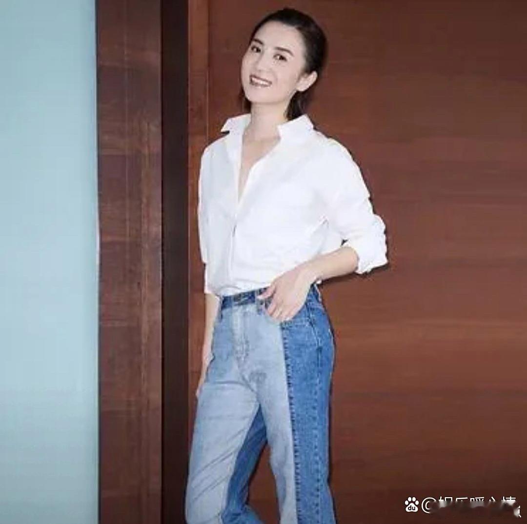 宋佳气质出众！衬衫牛仔裤小白鞋，简约休闲又减龄，美得轻松吸睛～ ​​​