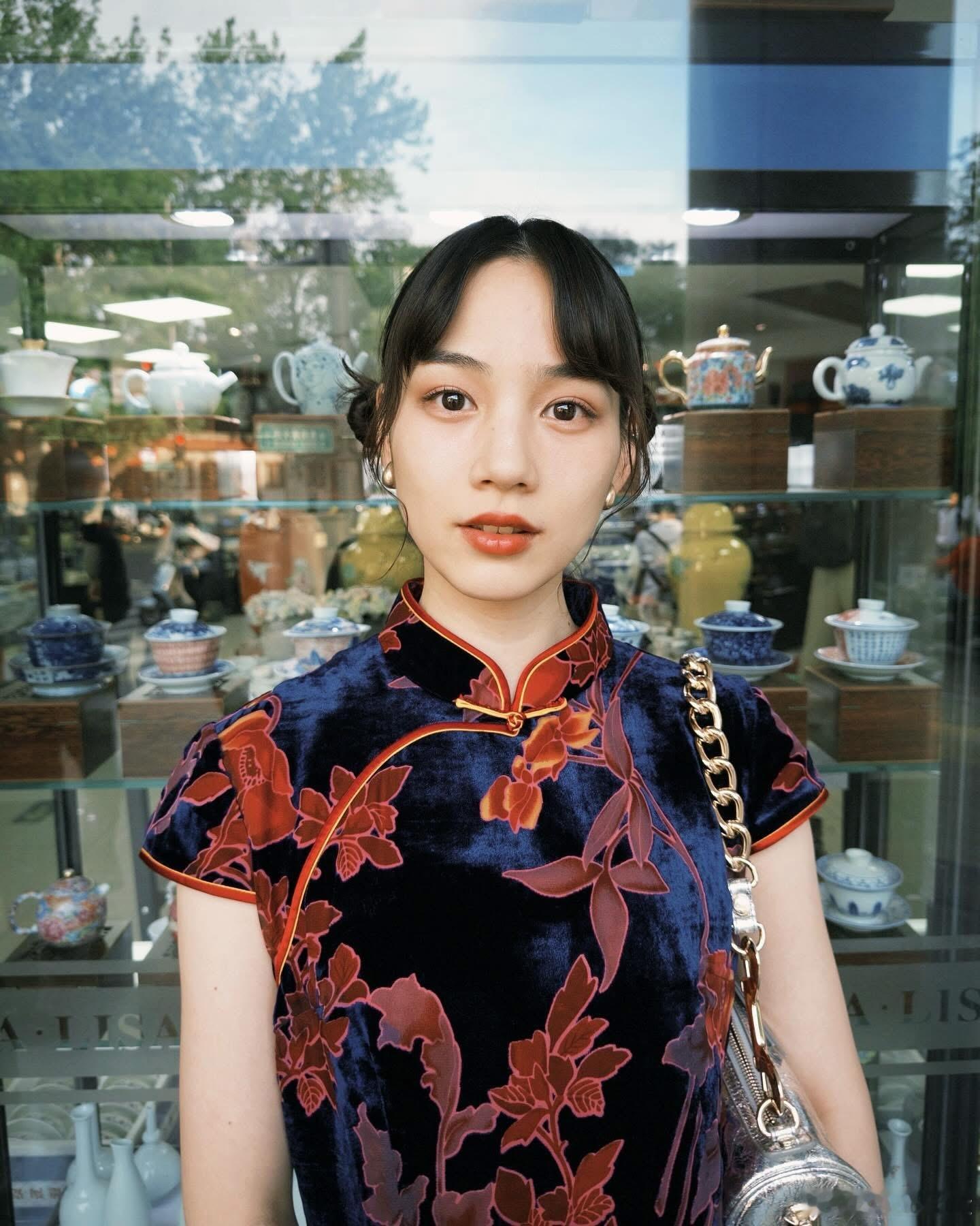 能年玲奈更新在北京的穿着新买的旗袍等照片，可惜这次无缘见到她。 ​​​