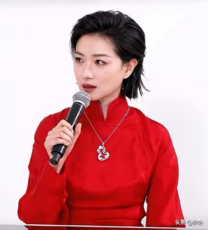 被万茜的红衣造型刷屏了！
宽松舒适的新中式旗袍，点缀利落的占领设计，搭配银色项链