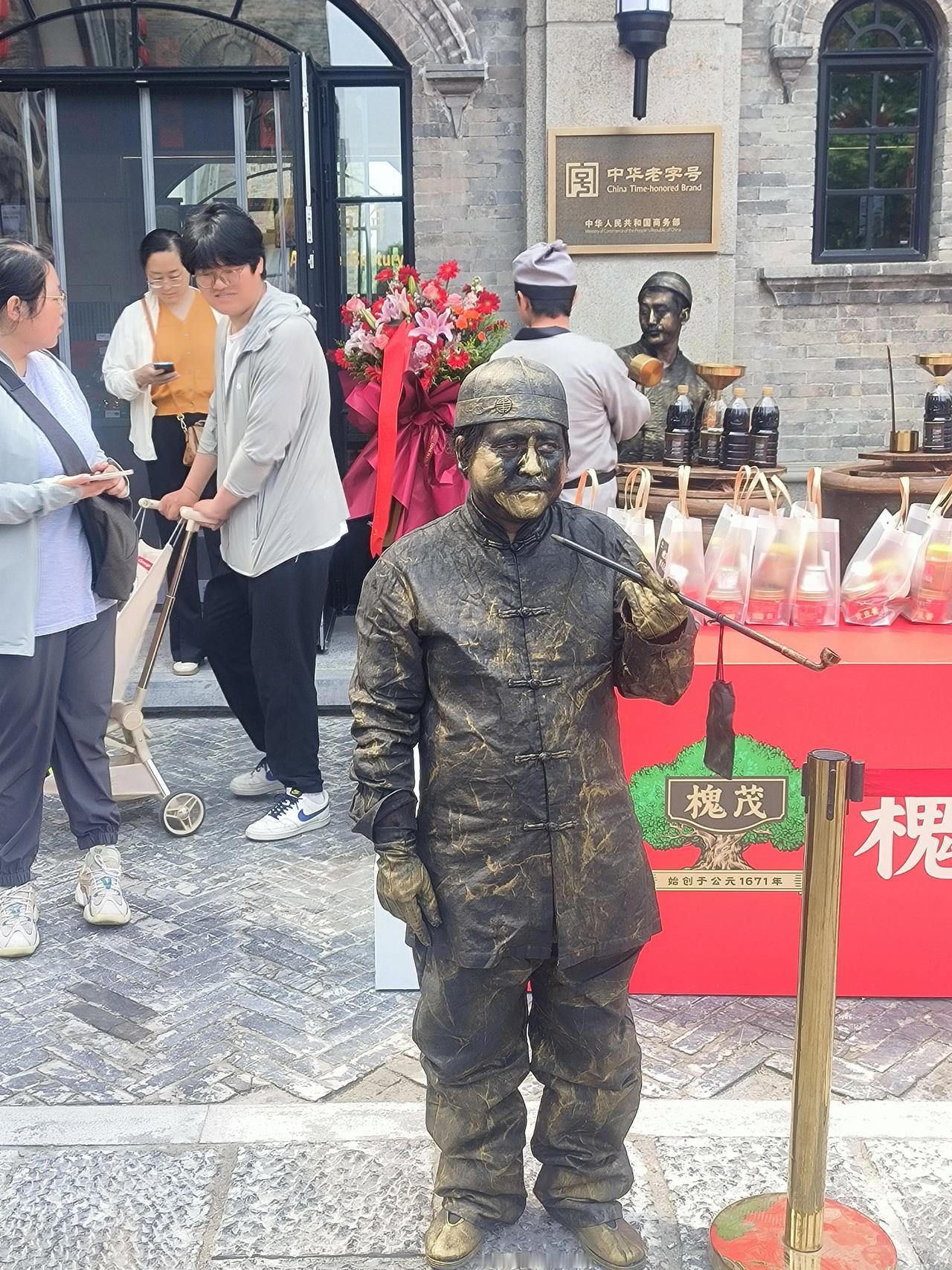 保定西大街偶遇活铜人，差点被唬住！
 
五一逛西大街槐茂新店，老远就被门口的“老