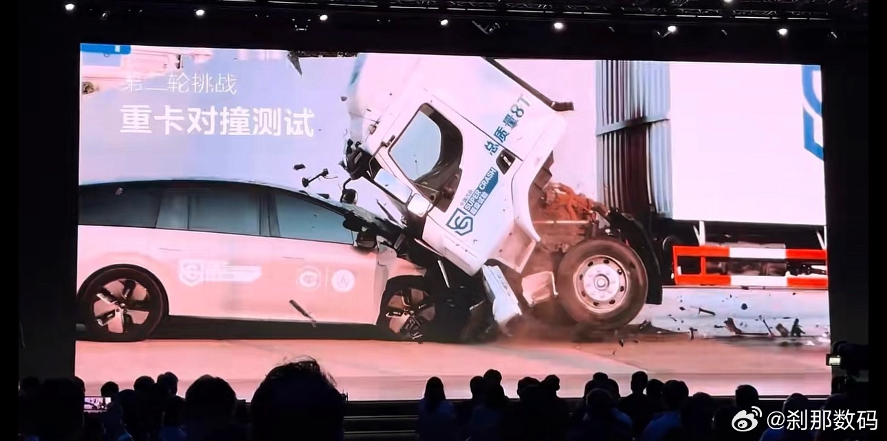 理想i8 VS 重卡[流汗]理想i8赢？这种结果在现实场景中是极其罕见的，根本没