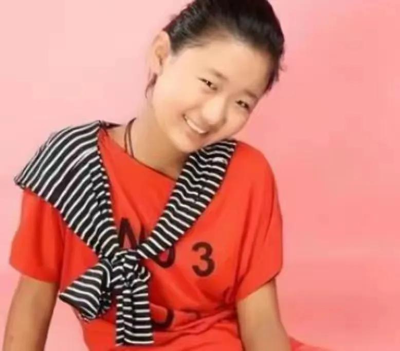 在河北省的一个宁静小镇上，李明馨的故事如同冬日里的一缕暖阳，穿透了寒冷，照亮了人
