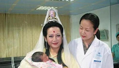 观音扮演者左大玢怀抱新生儿，这娃被“观音”这么一抱，好运气大概就要伴随他一生了，