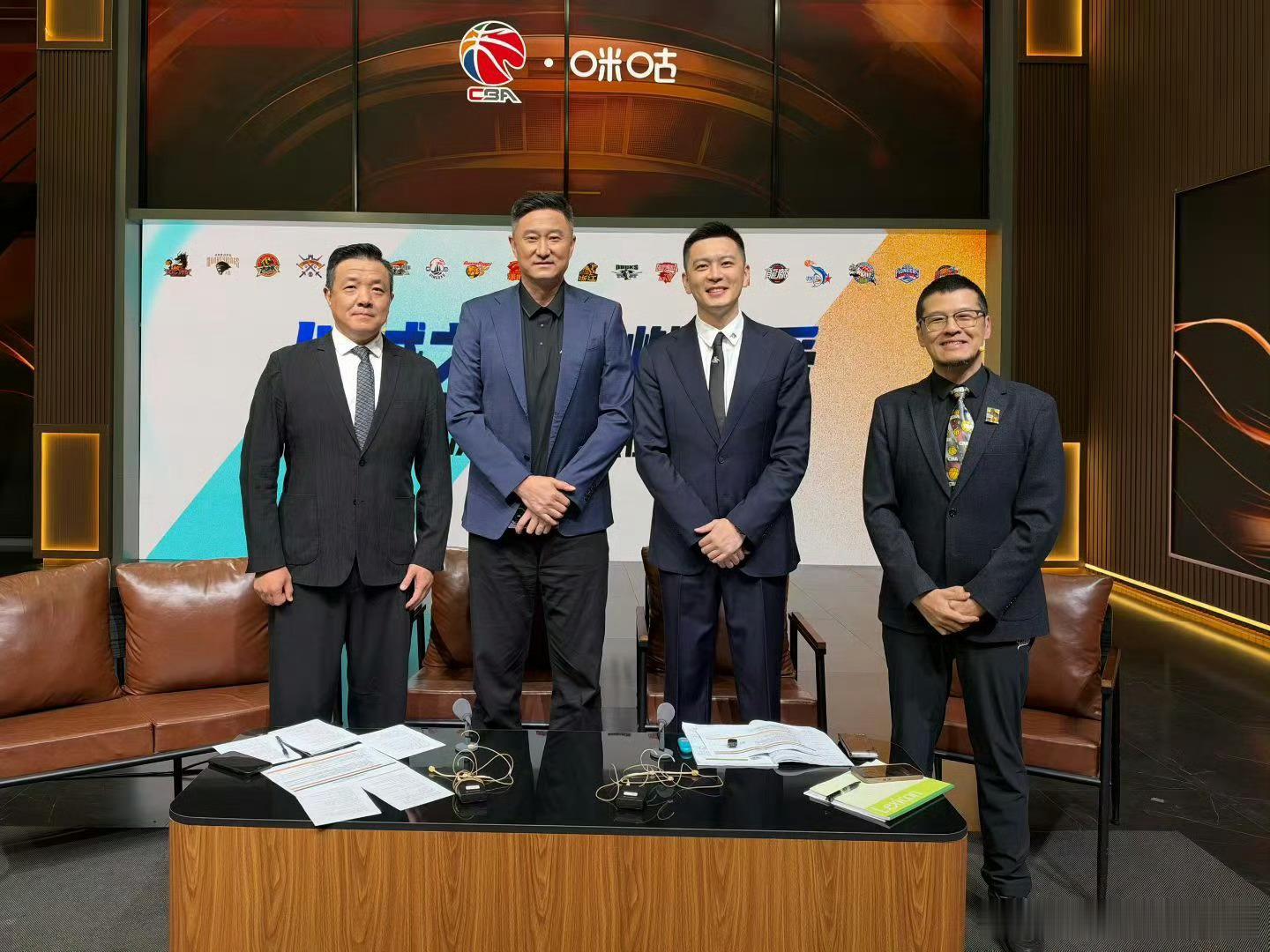 杜锋杨鸣同台解说帅气逼人组合[doge] ​​​