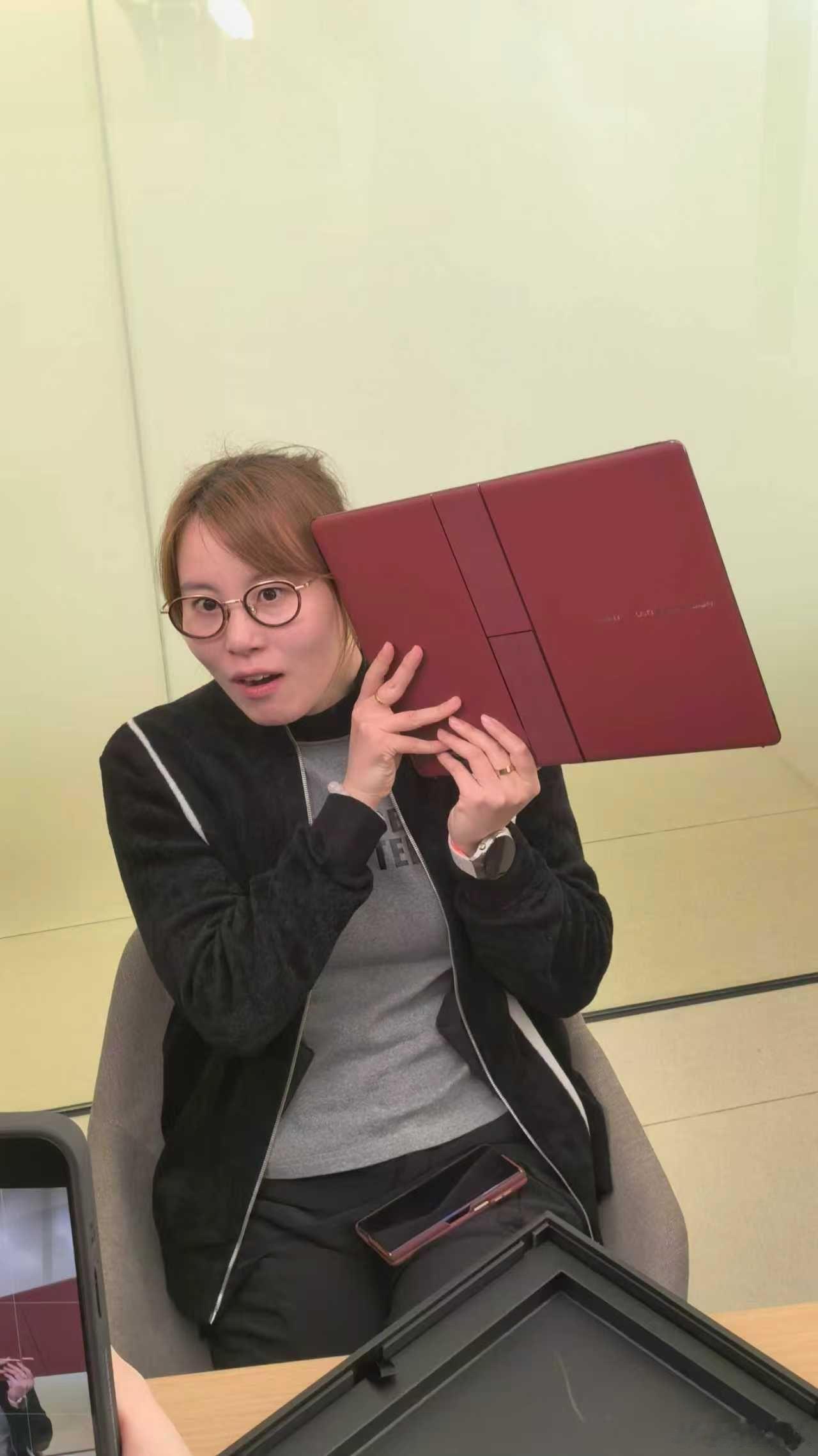 谁还没发现鸿蒙折叠电脑的明星圈走红密码啊！黄渤在节目里用超大折看设计图的样子超吸