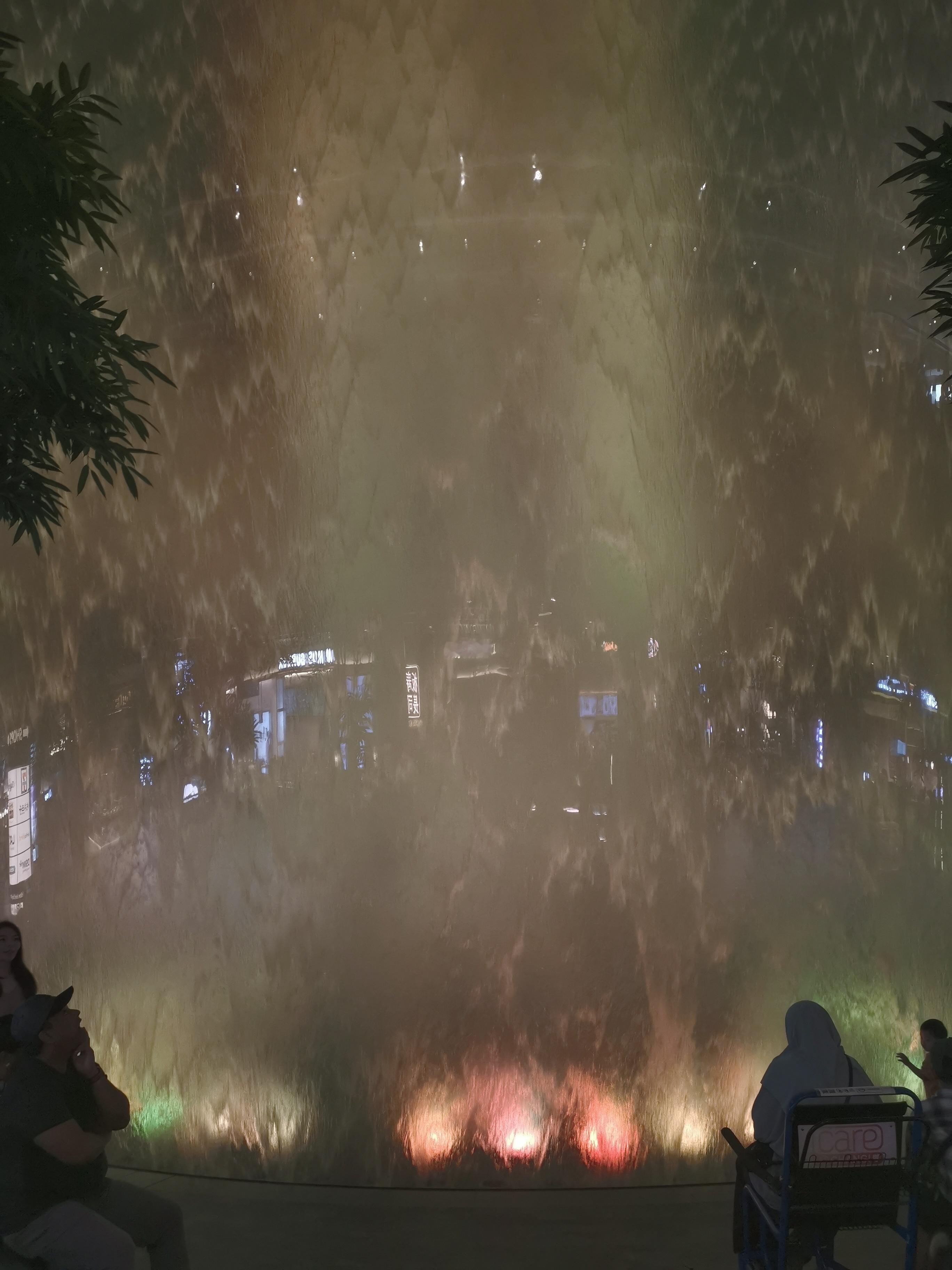 樟宜机场的瀑布底部是这个样子的。  ​​​