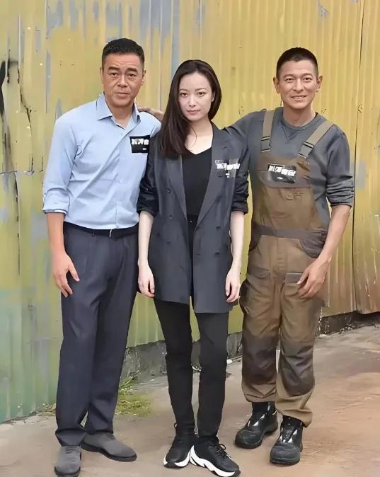 巨星同框啦！刘德华、倪妮、刘青云三位站在一起，气场拉满。一个是纵横影坛多年的不老