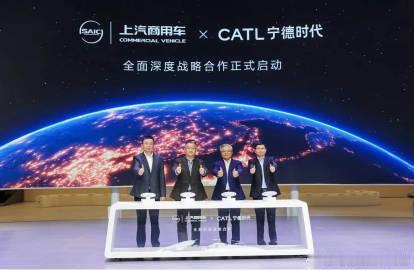 在广州车展上，大通正式发布了全新品牌标识“众辉标”，其以“人”为核心结构，象征科