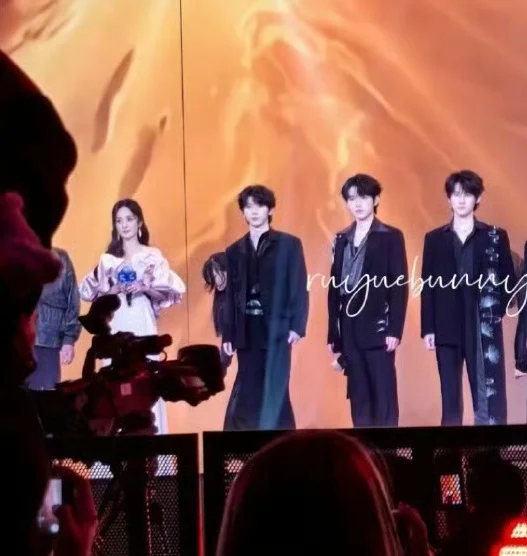 杨幂和时代少年团同框了