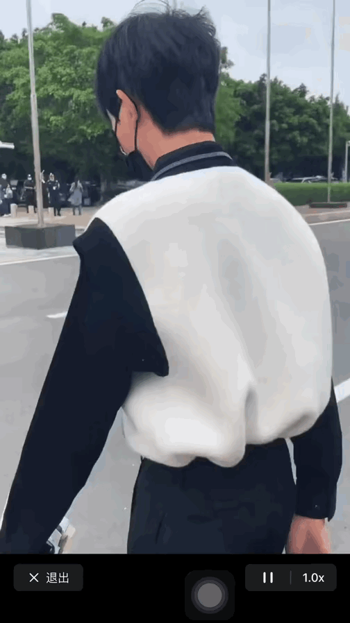 瞧此刻的萌萌，这般状态，定是累惨了！

曾经的他，走路那叫一个精神，

背挺得直