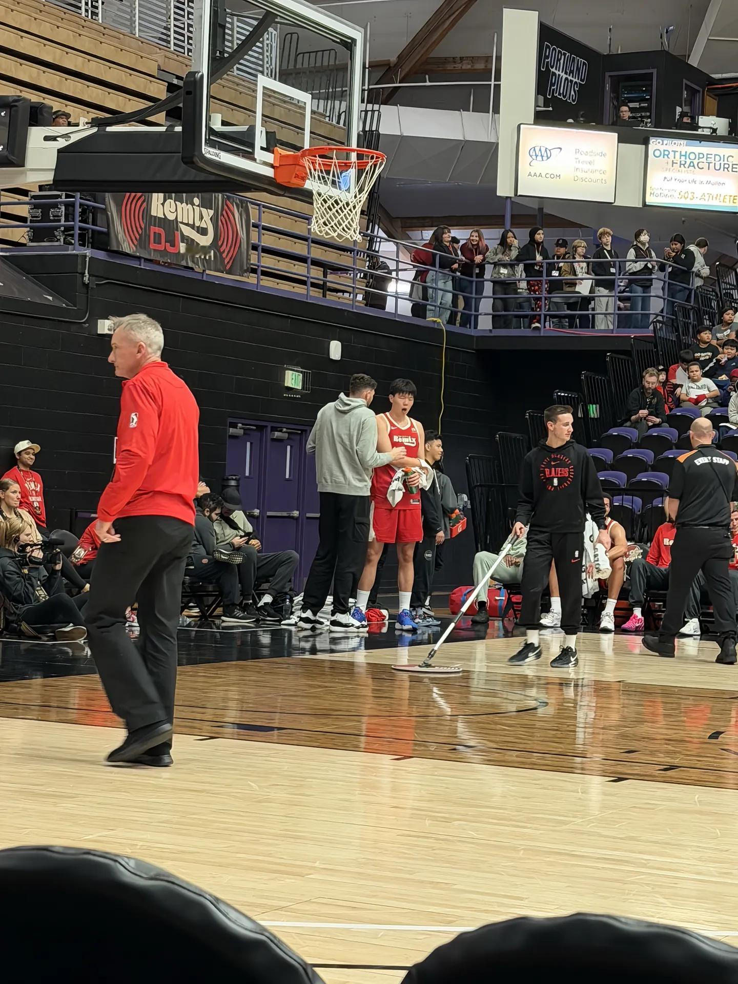 开拓者召回杨瀚森对战国王 杨瀚森今早发展联盟比赛发挥出色，投篮11中8，高效拿下