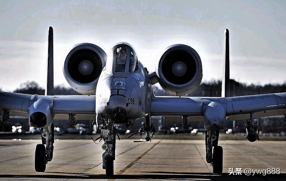 唐纳德·特朗普呼吁美军在伊朗开辟新战线，与此同时，美军战机正猛烈轰炸伊朗船只，力