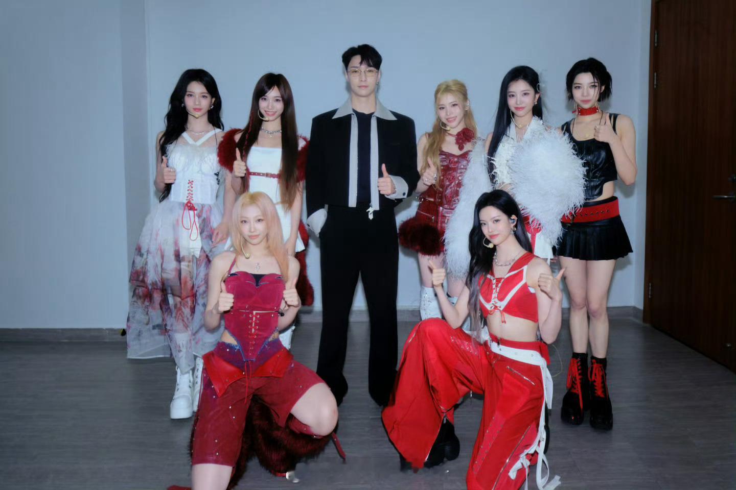 张艺兴 & RED女团同框合照，老板真的帮了太多 ​​​