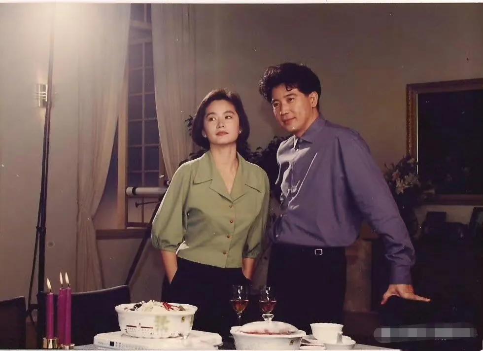 年轻时的秦汉和林青霞，才子佳人。
年轻时的秦汉可是名副其实的大帅哥，绅士儒雅，风