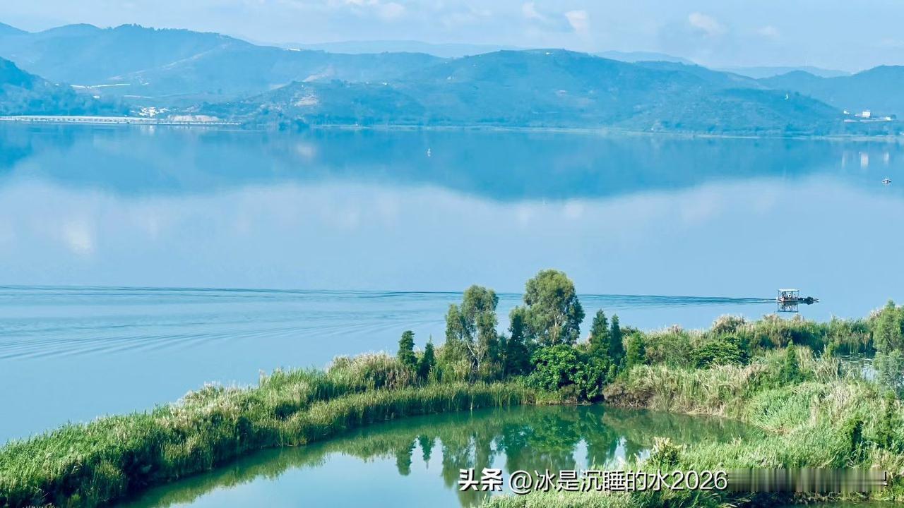 湖水清澈透亮，波光粼粼，鱼虾成群，水鸟悠然在水面飞过，两岸青山相对出，绿色盎然，
